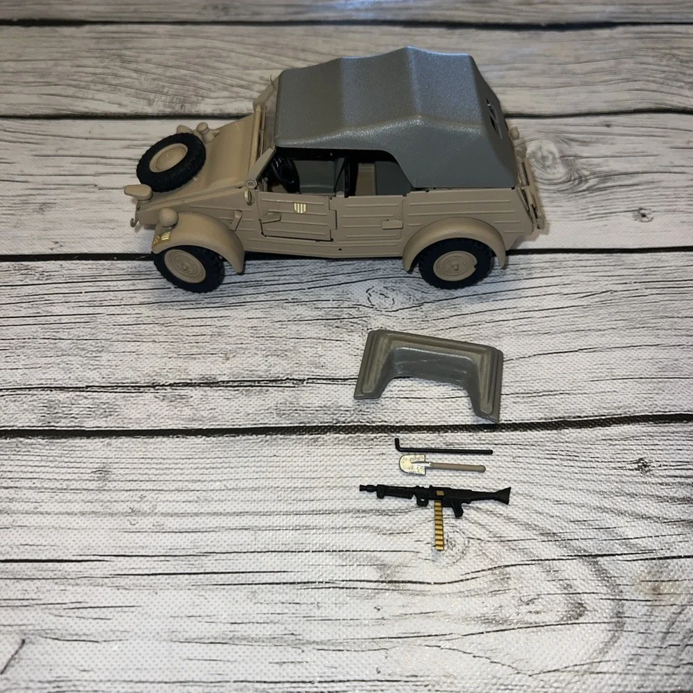 Hendrich Diecast Tan Black VW Typ 82 1:24 Truck Model Military Vehicle W/ Pieces